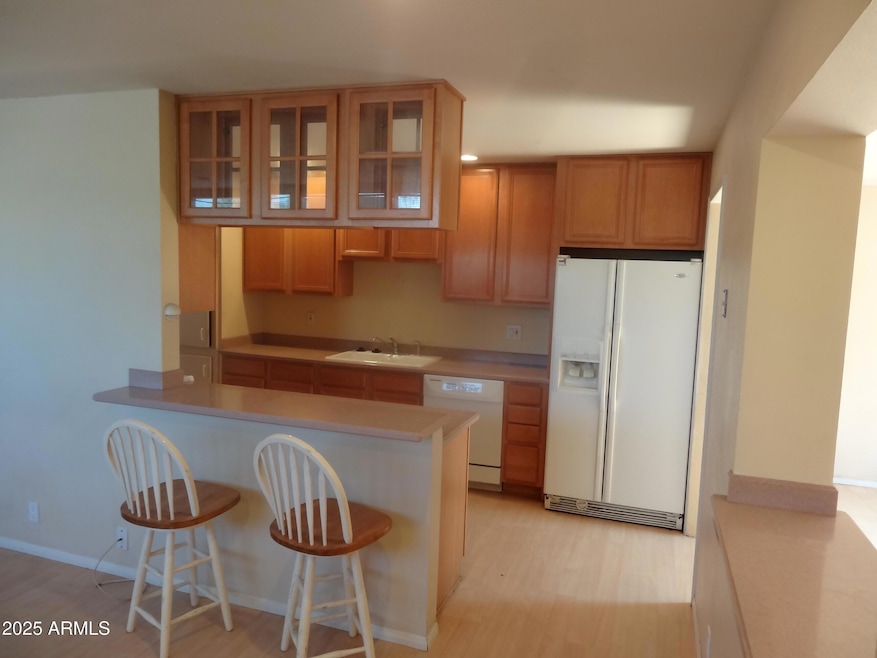 4. KITCHEN BREAKFAST BAR