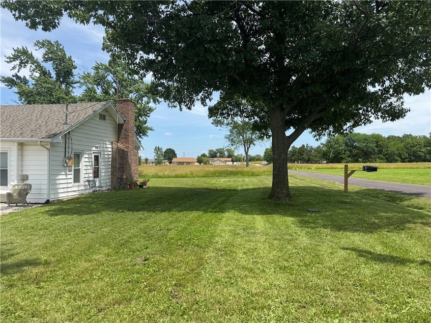 1027 E Grant St, Ottawa, KS 66067 - photo 1