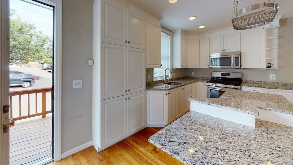 600 Trapelo Rd unit 11, Waltham, MA 02452 - photo 1