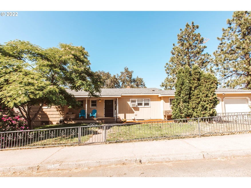 705 E 17th St, the Dalles, OR 97058 - photo 1