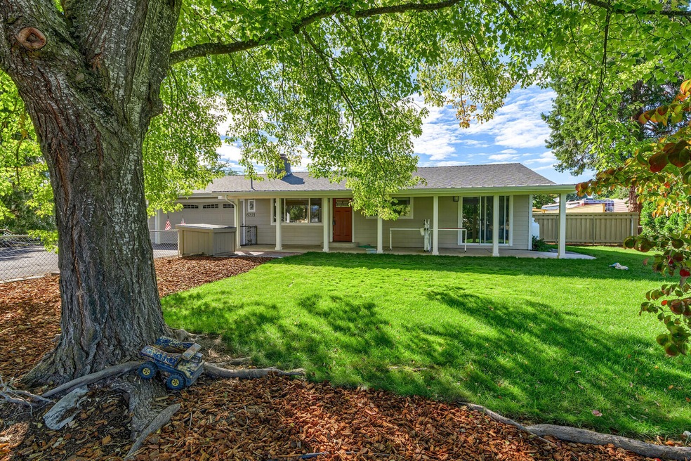 6221 Mcloughlin Dr, Central Point, OR 97502 - photo 1