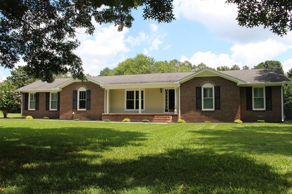 135 Deerfield Cir, Manchester, TN 37355 - photo 1