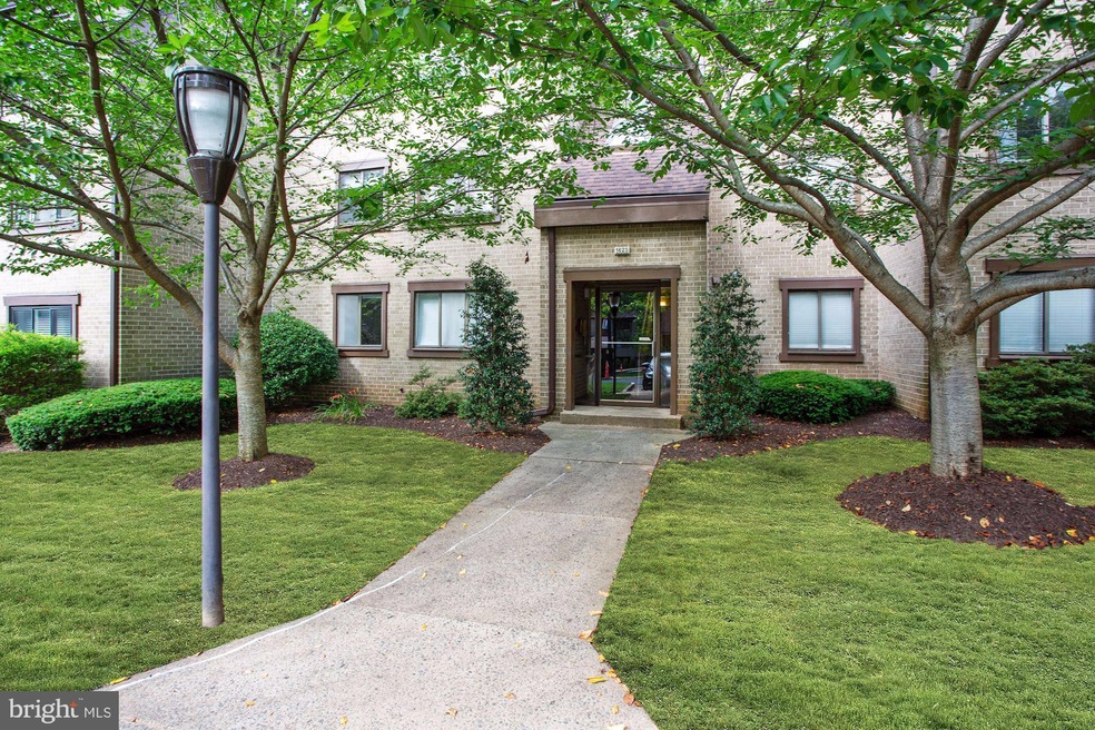 1623 Parkcrest Cir unit 300, Reston, VA 20190 - photo 1