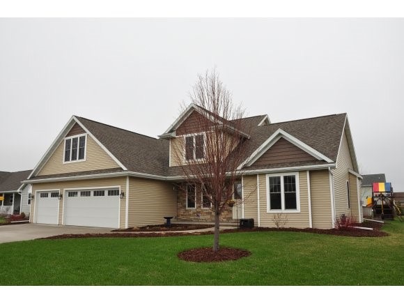 W6060 Nettie Dr, Appleton, WI 54915 - photo 1