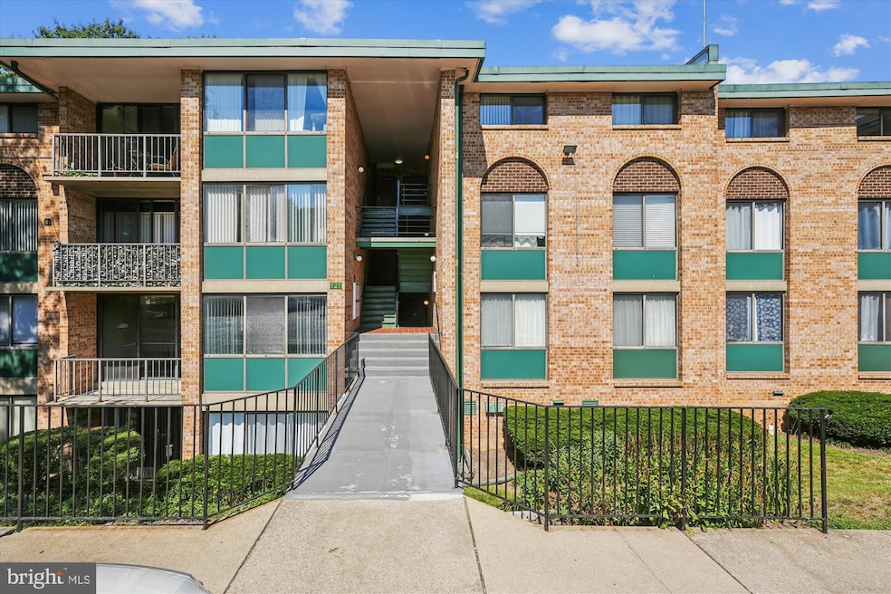 527 N Armistead St unit T3, Alexandria, VA 22312 - photo 1