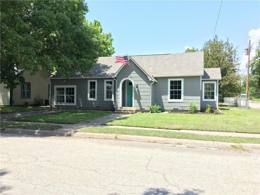 1329 E Tennie St, Gainesville, TX 76240 - photo 1