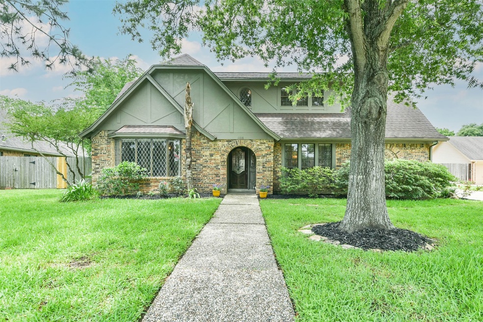 1108 Twin Oaks St, Friendswood, TX 77546 - photo 1