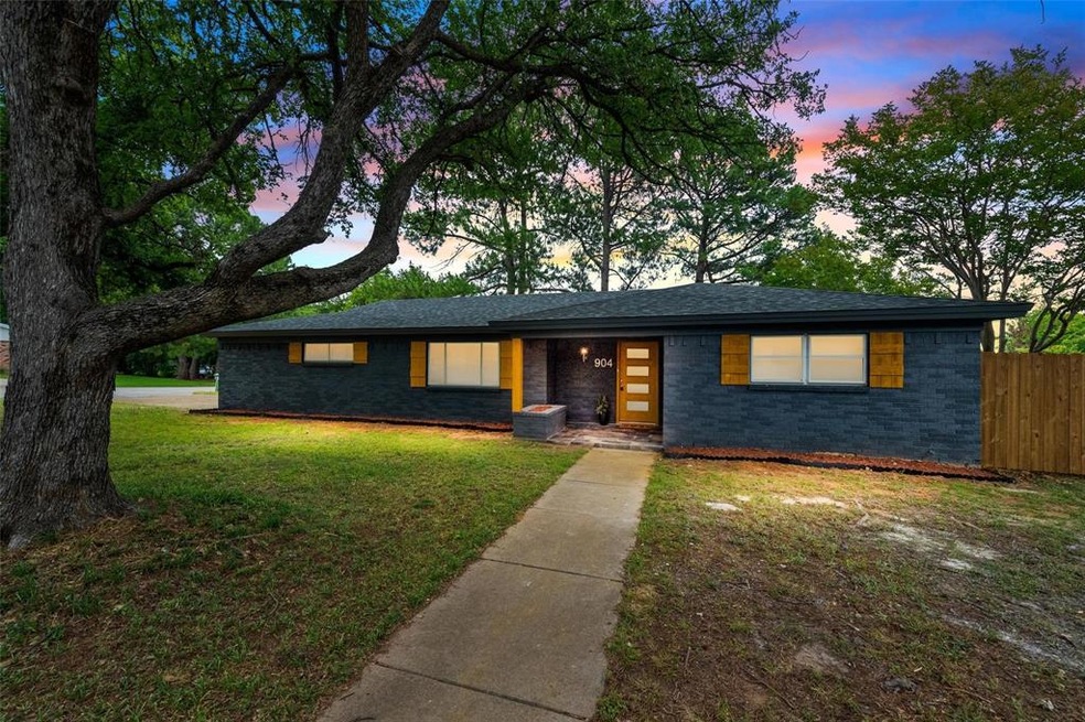 904 Scott Dr, Hurst, TX 76053 - photo 1