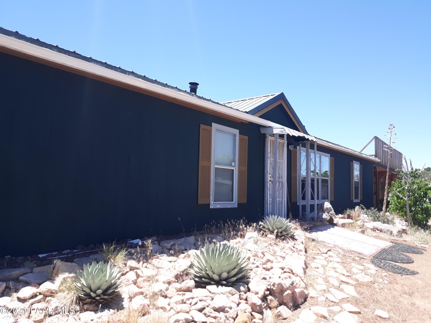 8055 W Roberts Rd, Ash Fork, AZ 86320 - photo 1