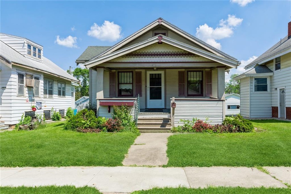 1630 Hinkley Ave NW, Cedar Rapids, IA 52405 - photo 1