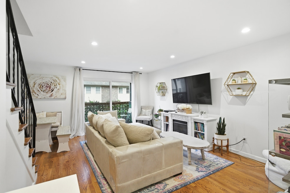 382 Knapps Hwy, Fairfield, CT 06825 - photo 1