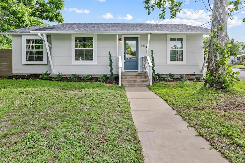 102 W Mulberry St, Fredericksburg, TX 78624 - photo 1