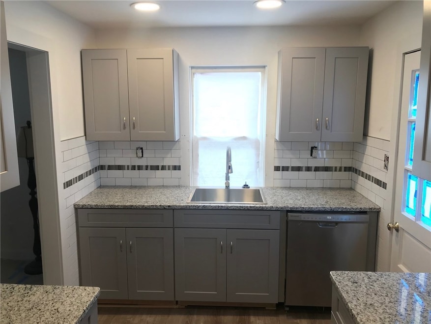 27 Mount Vernon St, Newport, RI 02840 - photo 1