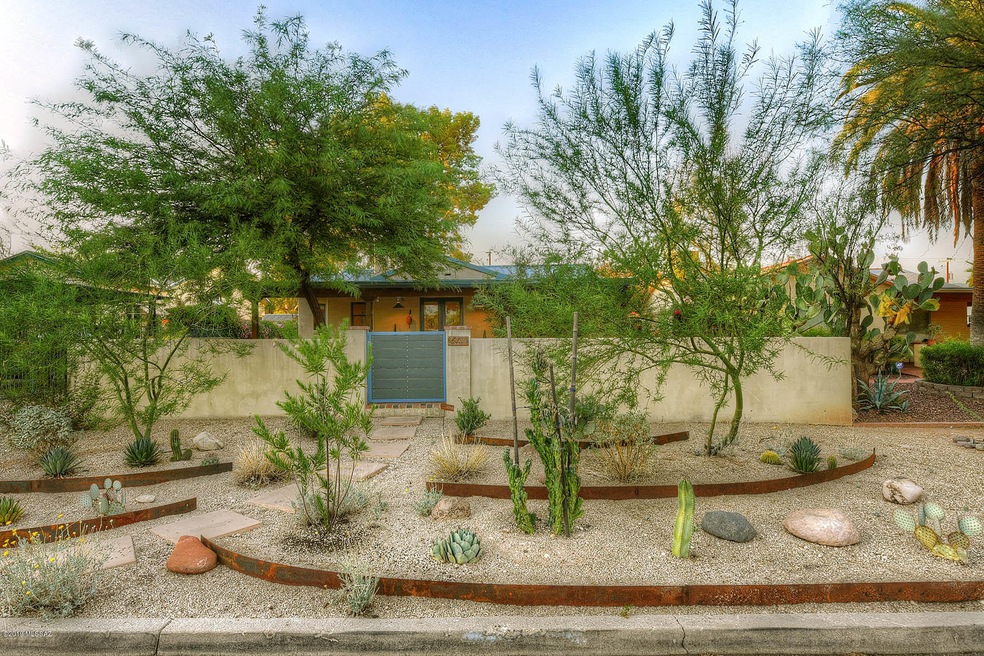 2611 E Helen St