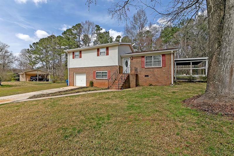Great front elevation of this well-maintained 3/2 