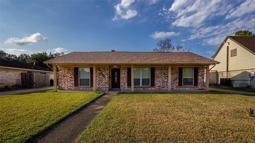 10411 Sagebriar Dr, Houston, TX 77089 - photo 1