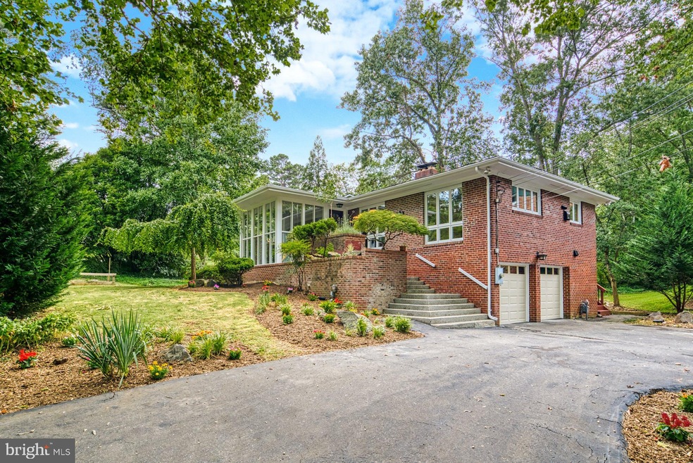 6213 Lakeview Dr, Falls Church, VA 22041 - photo 1