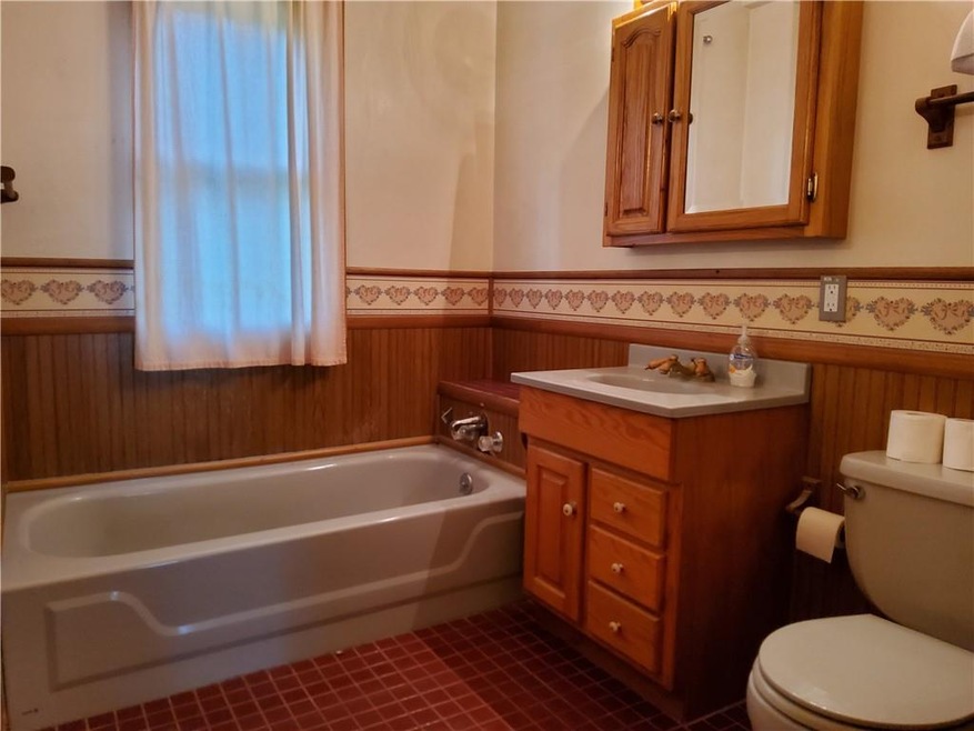 202 N 16th Ave W, Newton, IA 50208 - photo 1