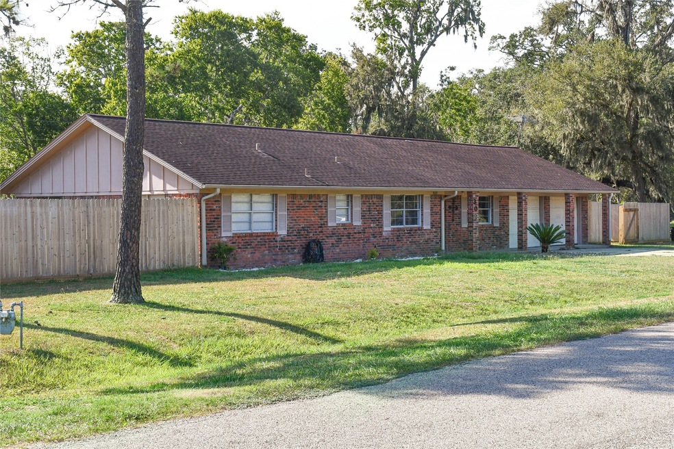 305 Avenue I, Brazoria, TX 77422 - photo 1