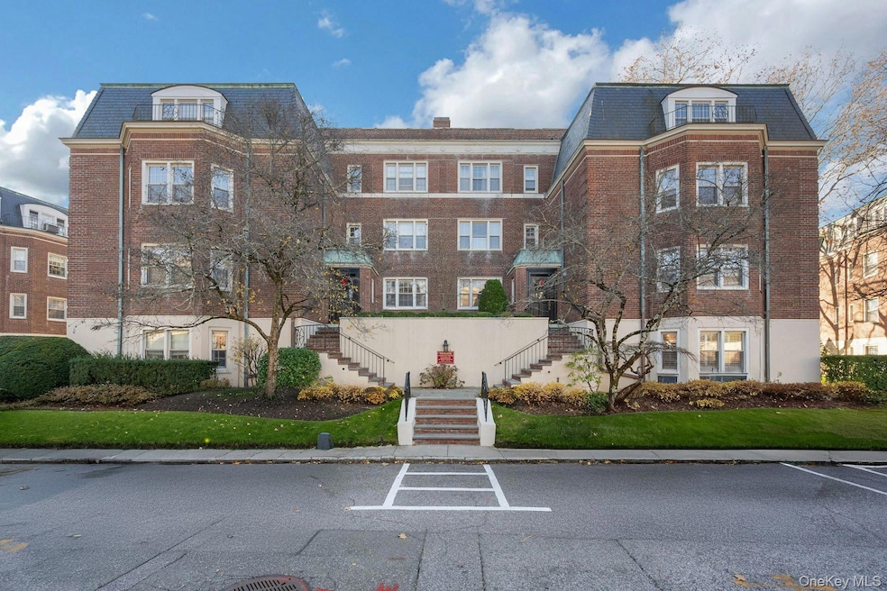 7 Chateaux Cir unit 7H, Scarsdale, NY 10583 - photo 1