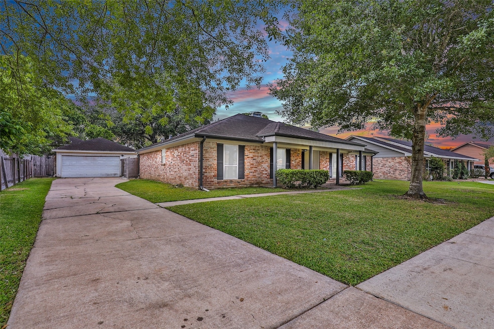317 W Castle Harbour Dr, Friendswood, TX 77546 - photo 1