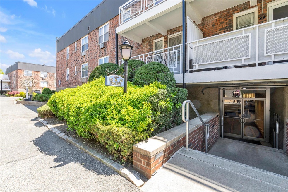 30 Daley Place unit 242, Lynbrook, NY 11563 - photo 1