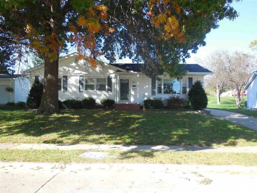 2110 W 38th Place, Davenport, IA 52806 - photo 1
