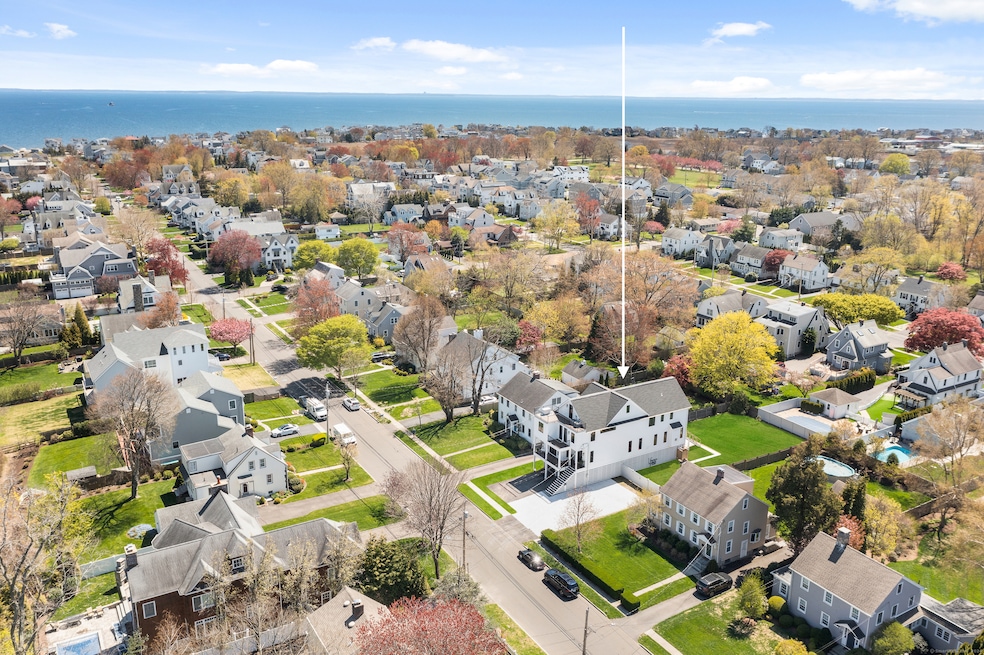 Steps to magnificent Penfield Beach and vibrant do