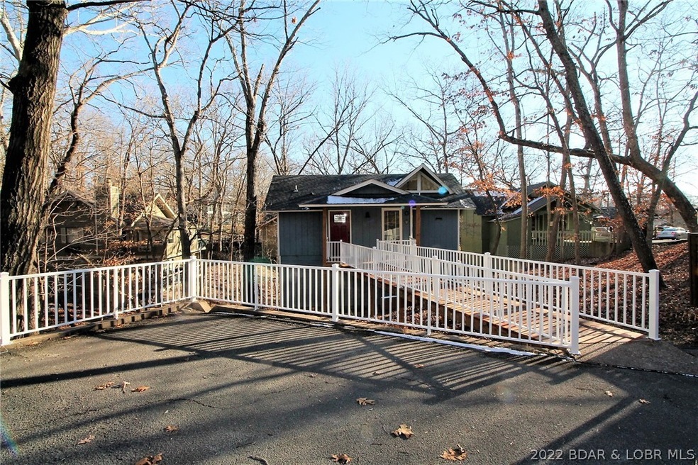 One of a kind private drive w/tons of parking!!