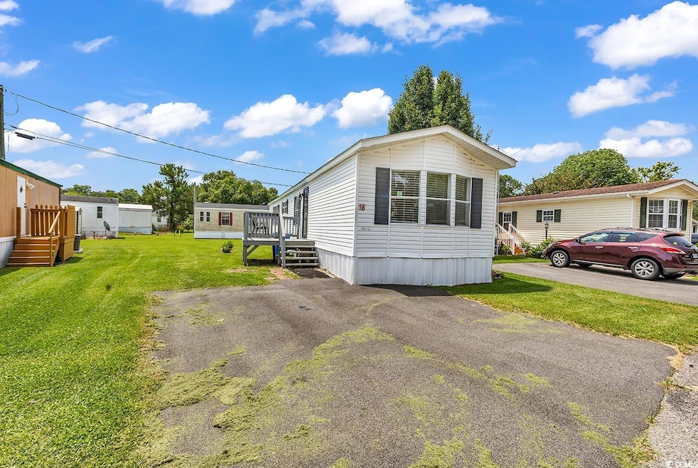 Manufactured / mobile home with a front yard