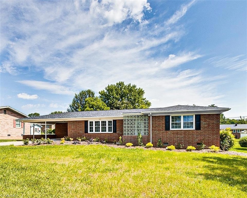 512 W Balfour Ave, Asheboro, NC 27203 - photo 1