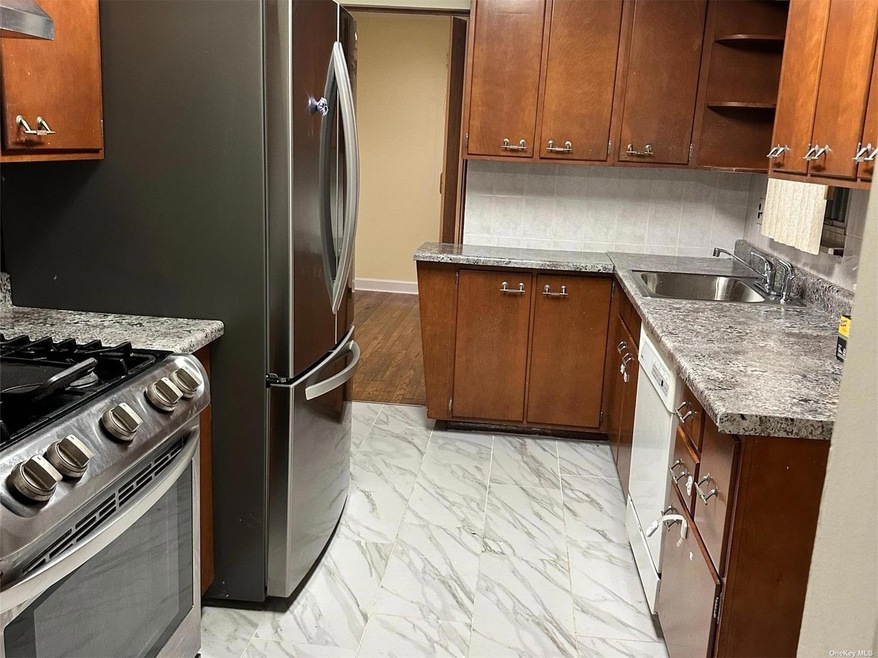 8031 268th St, Floral Park, NY 11004 - photo 1