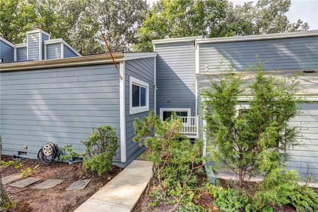 Contemporary 3 Level Townhouse in Ivystone Village