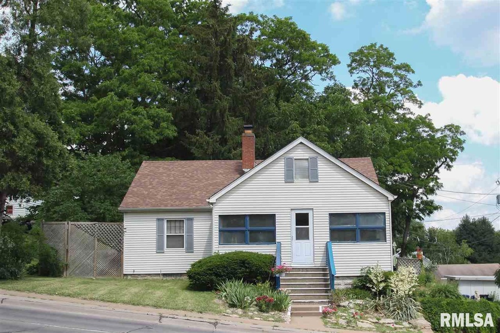 915 N Division St, Davenport, IA 52804 - photo 1