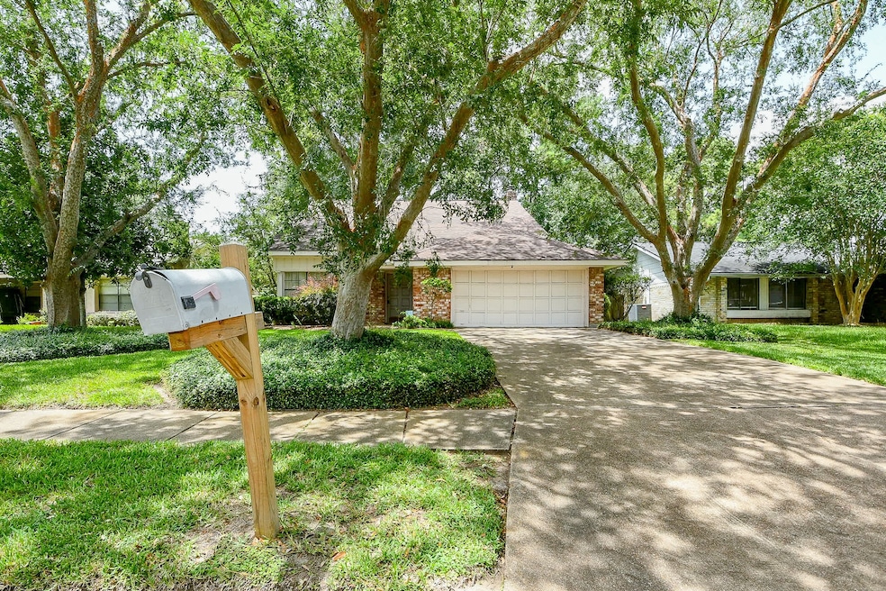 Welcome to 15242 Ensenada. Well maintained and rea