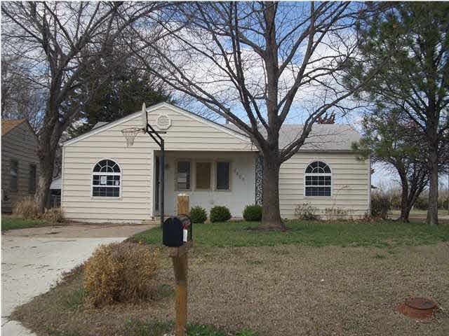 1121 E Harvey