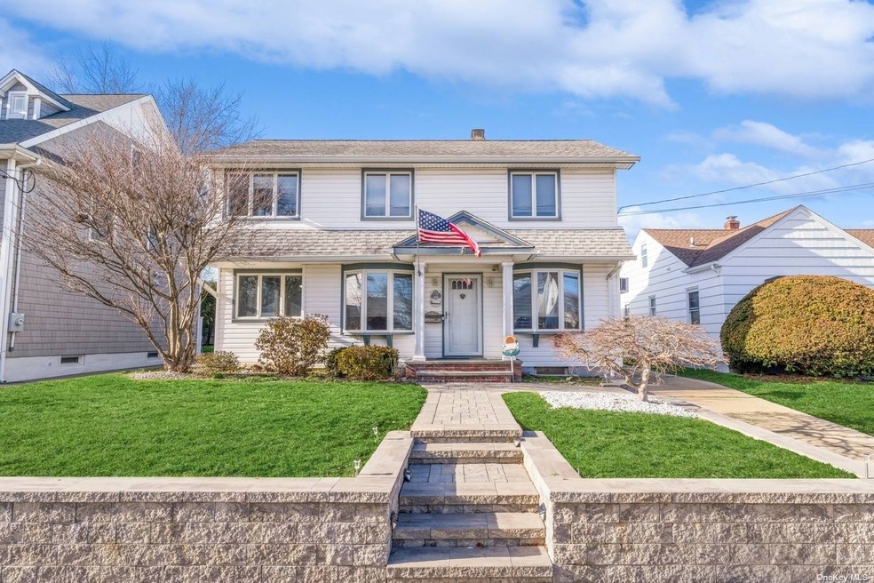 184 Meadowsweet Rd, Mineola, NY 11501 - photo 1