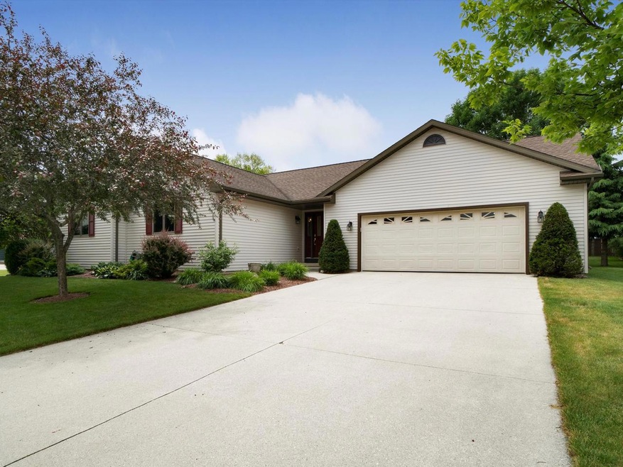 716 River Bluff Dr, Manitowoc, WI 54220 - photo 1