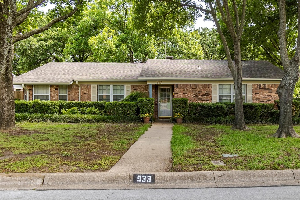 933 Bedford Ct W, Hurst, TX 76053 - photo 1