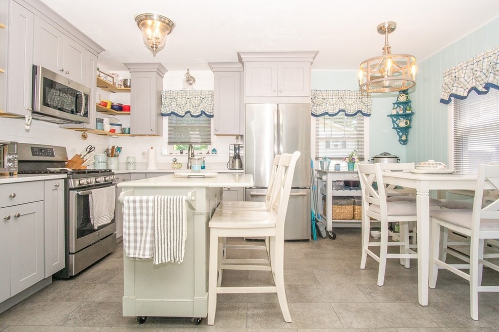 9 Hamlet St, Fairhaven, MA 02719 - photo 1