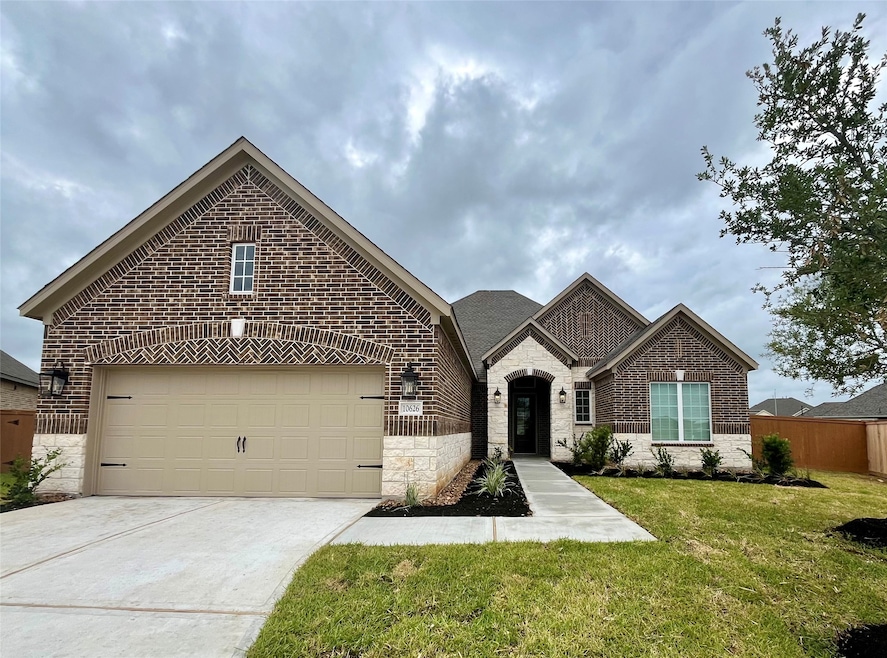 This 3 bedrooms, 2 baths and a flex room off the f