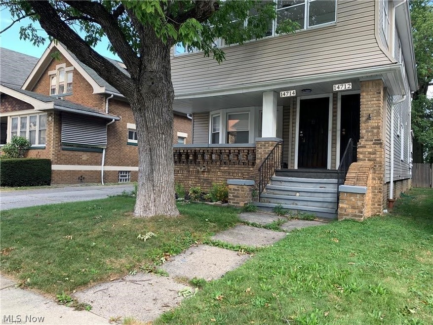 View of front facade with a front yard