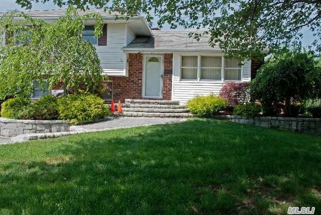 18 Cottonwood Dr, ComMacK, NY 11725 - photo 1