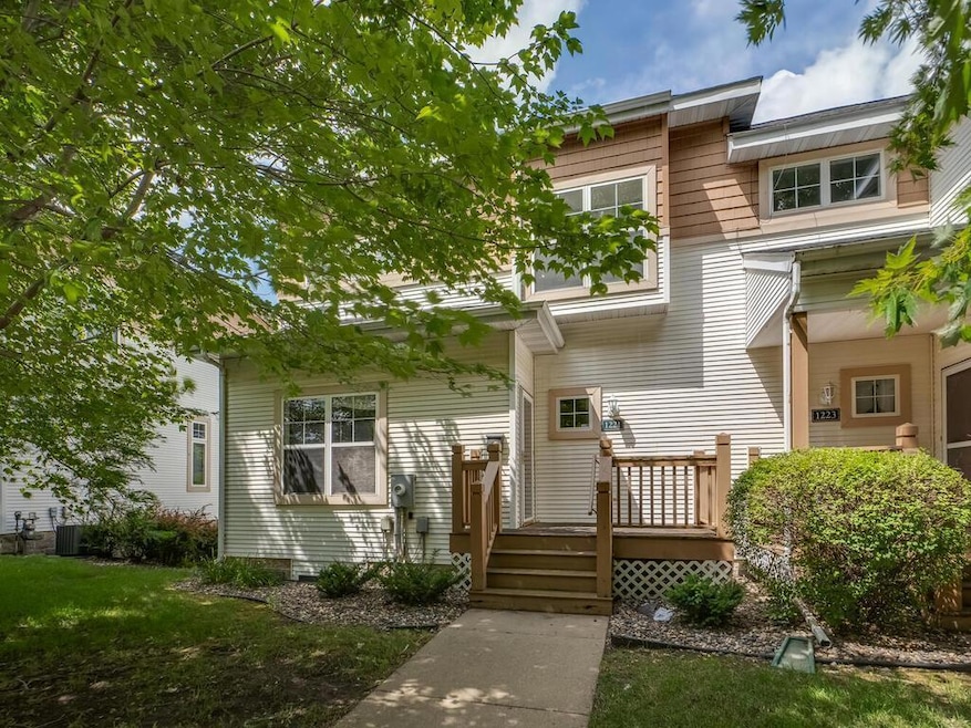 1221 Clarence St, Saint Paul, MN 55106 - photo 1