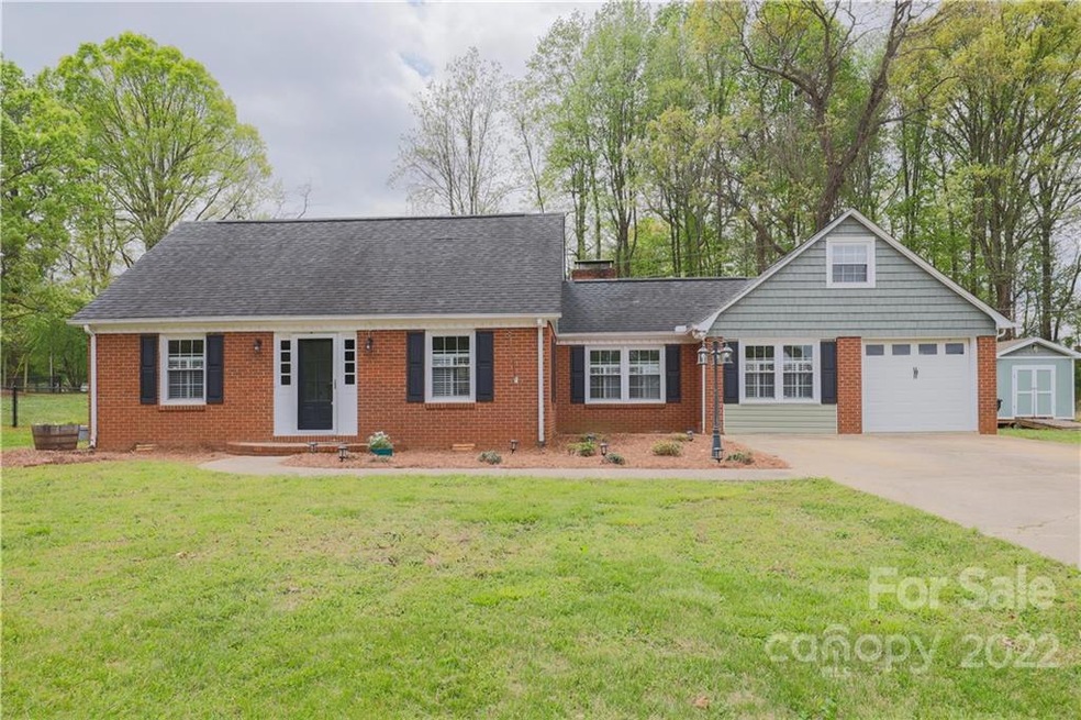 134 E Meadowview Dr, Statesville, NC 28625 - photo 1