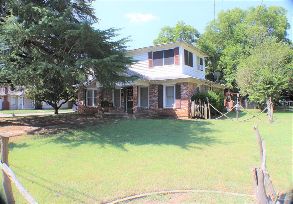 301 Dixon St, Cleburne, TX 76033 - photo 1