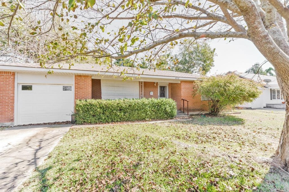 806 N Trinity St, Decatur, TX 76234 - photo 1