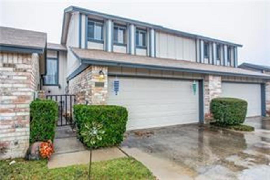 Niced 2 bedroom 2 bath condo.