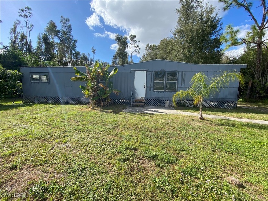 View of front facade featuring a front yard