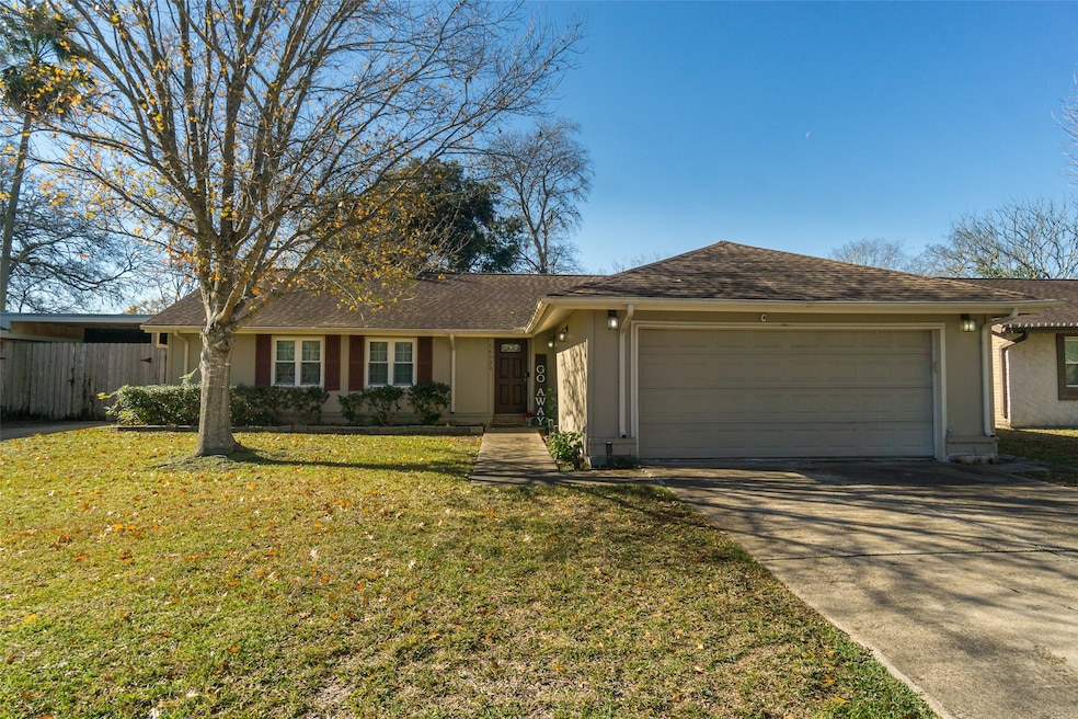 16922 Stardale Ln, Friendswood, TX 77546 - photo 1